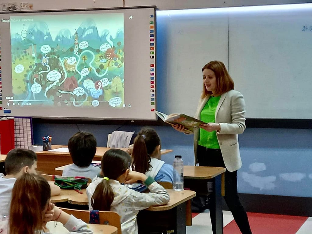 Autoarea cărții citind elevilor