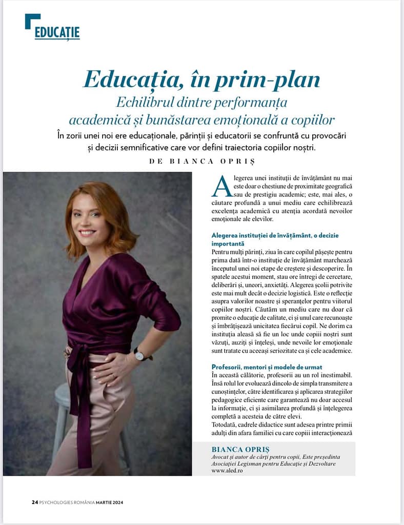 O pagină de revistă cu un articol intitulat „Educația, în prim-plan” cu accent pe atingerea echilibrului între performanța academică și bunăstarea emoțională a copiilor. Pagina include un portret profesional al unei persoane zâmbitoare într-o bluză violet pe partea stângă.