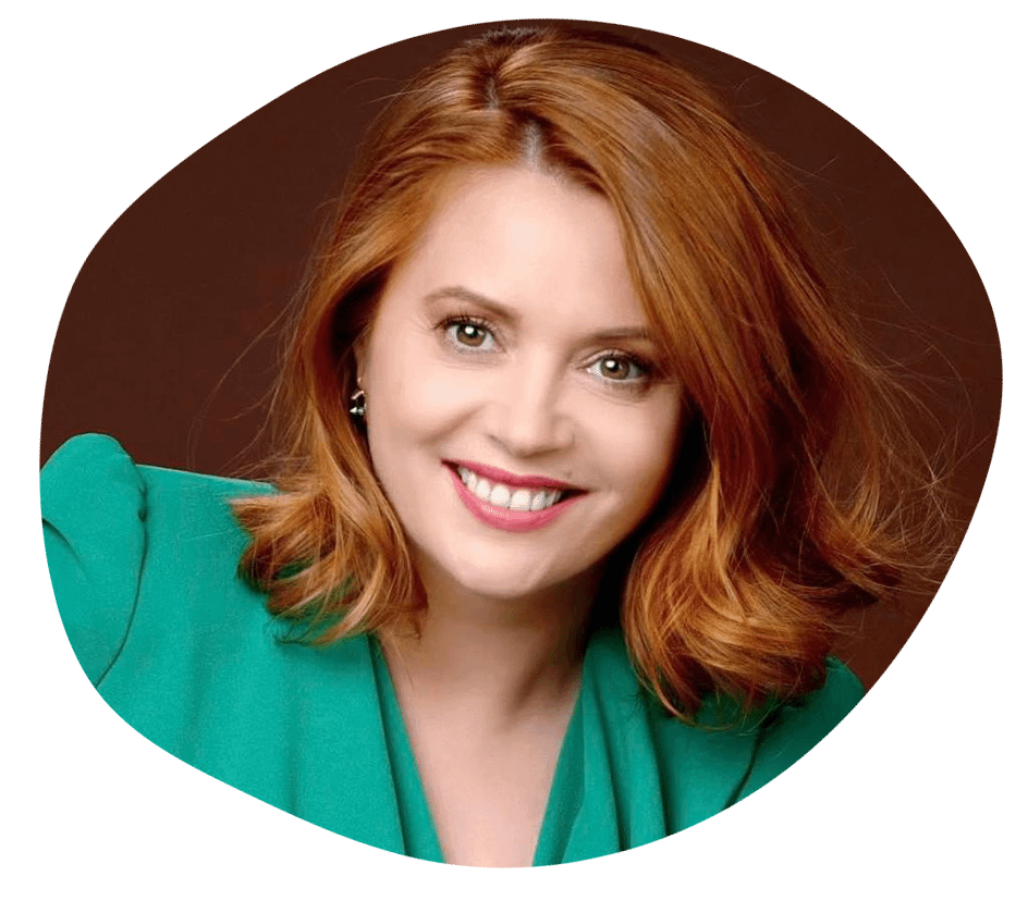 Bianca Opriș Portretul Biancăi Opriș, zâmbind spre cameră.